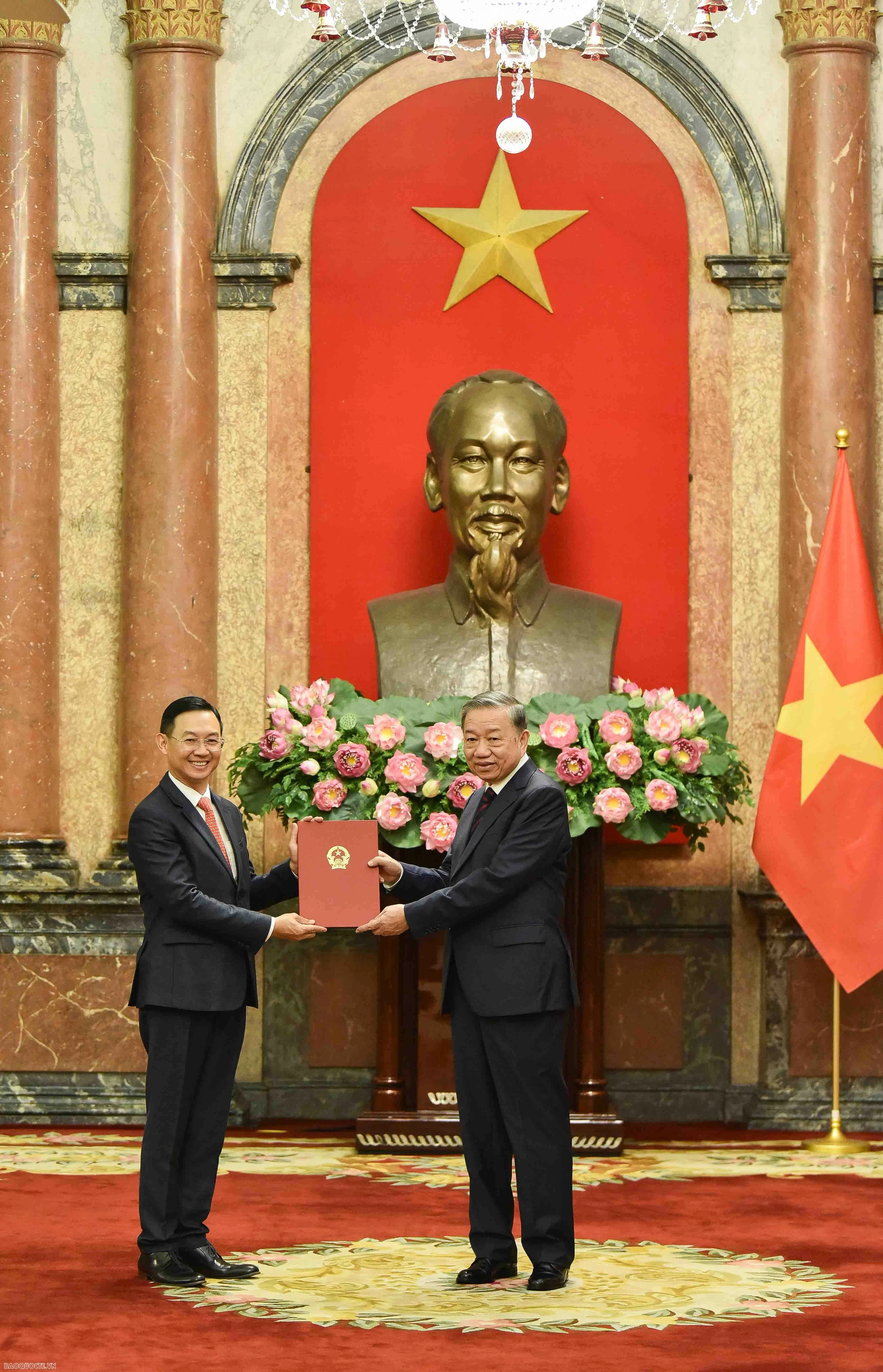 Tổng Bí thư, Chủ tịch nước trao quyết định bổ nhiệm 4 Đại sứ, Trưởng đại diện Việt Nam ở nước ngoài Tổng Bí thư, Chủ tịch nước trao quyết định bổ nhiệm Đại sứ, Trưởng đại diện Việt Nam ở nước ngoài