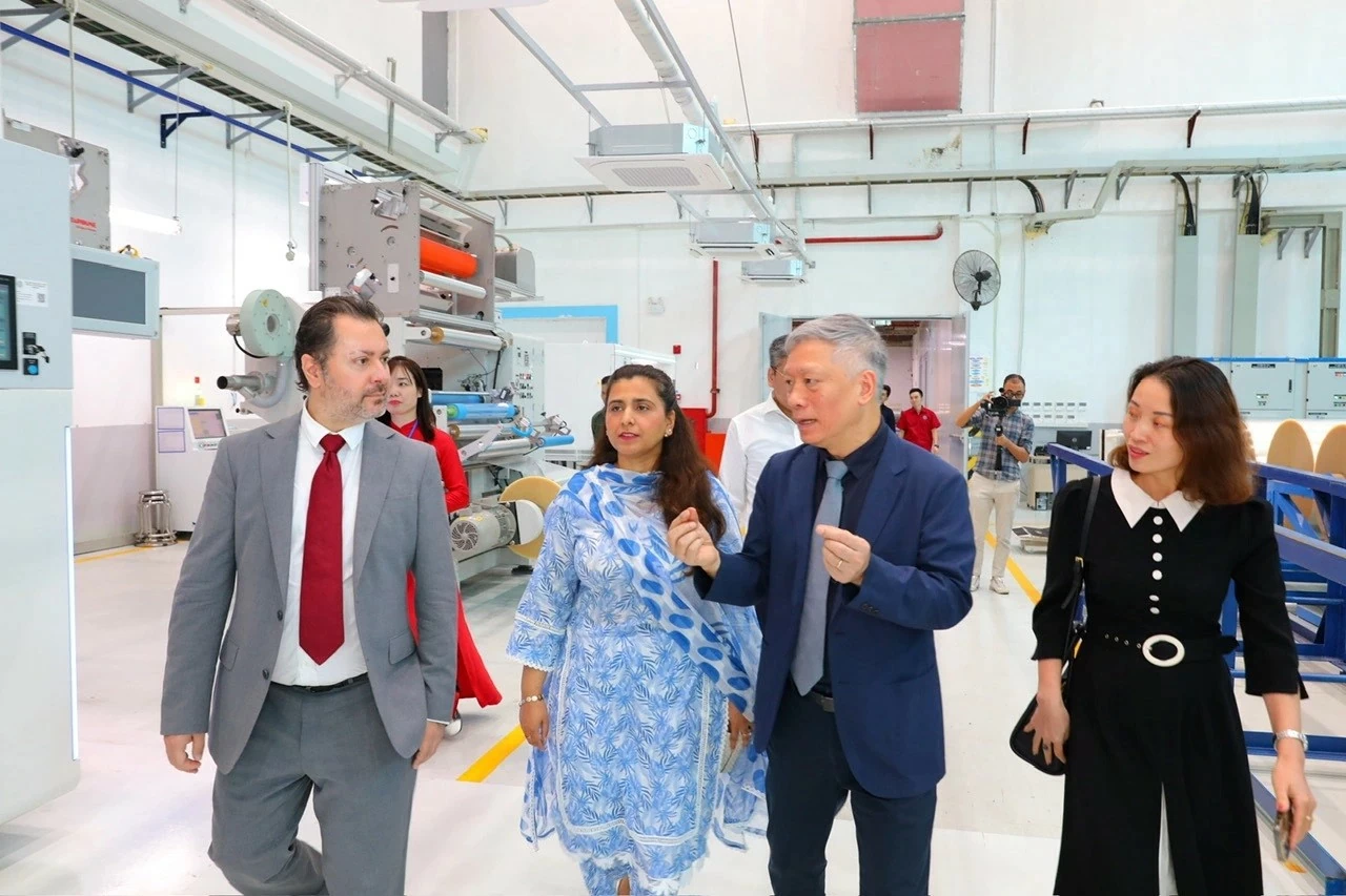 Đại sứ nước ngoài 'ngạc nhiên' khi đến thăm một nhà máy ở khu Công nghệ cao Hòa Lạc Đại sứ nước ngoài 'ngạc nhiên' khi đến thăm một nhà máy ở khu Công nghệ cao Hòa Lạc