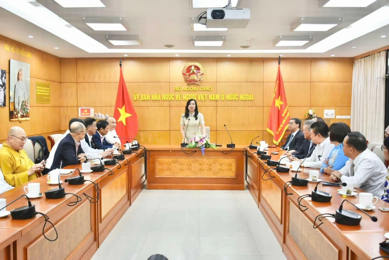Gặp mặt đại biểu kiều bào là Ủy viên Ủy ban Trung ương Mặt trận Tổ quốc khóa X (2024-2029) Thứ trưởng Lê Thị Thu Hằng gặp mặt đại biểu kiều bào là Ủy viên Ủy ban Trung ương Mặt trận Tổ quốc Việt Nam khoá X