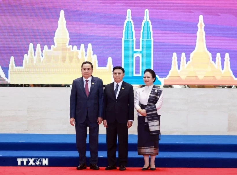 Chủ tịch Quốc hội Lào, Chủ tịch Liên nghị viện ASEAN (AIPA) Saysomphone Phomvihane và Phu nhân đón Chủ tịch Quốc hội Trần Thanh Mẫn tham dự Phiên khai mạc. (Ảnh: Thống Nhất/TTXVN) Chủ tịch Quốc hội Lào, Chủ tịch Liên nghị viện ASEAN (AIPA) Saysomphone Phomvihane và Phu nhân đón Chủ tịch Quốc hội Trần Thanh Mẫn tham dự Phiên khai mạc. (Ảnh: Thống Nhất/TTXVN)