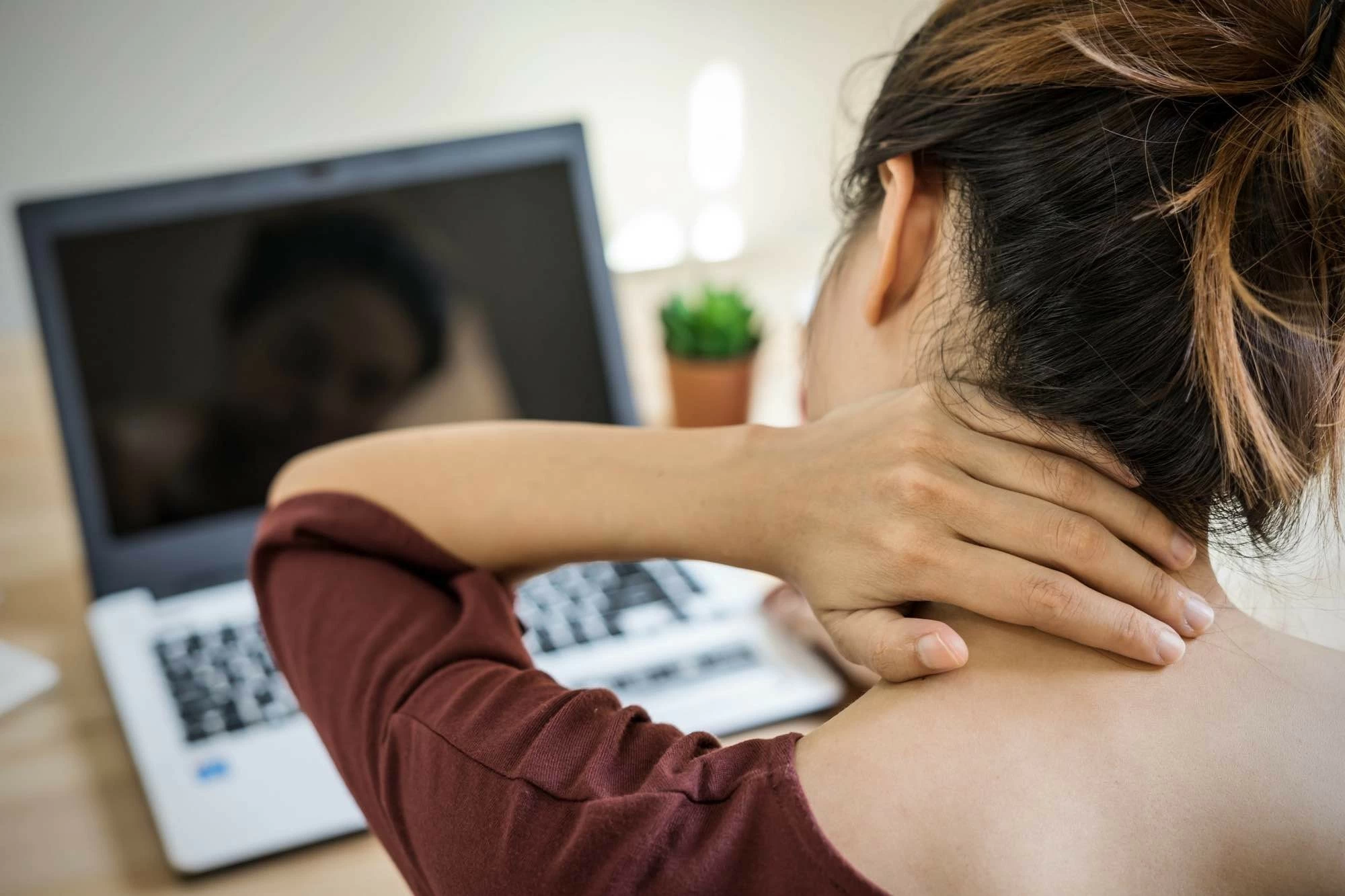 Đau vai gáy ngày càng trẻ hoá Đau cổ vai gáy ngày càng trẻ hoá