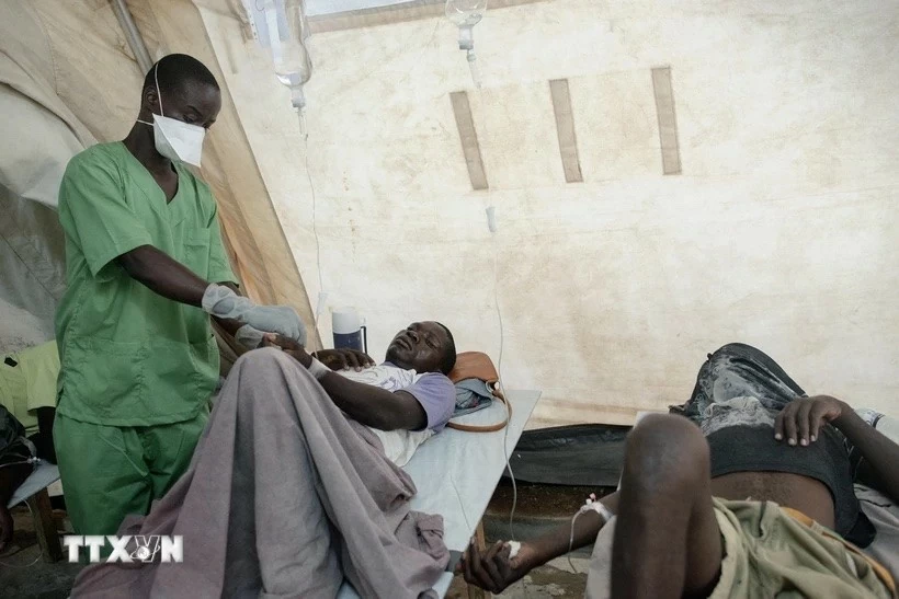 Bệnh nhân mắc tả được điều trị tại trung tâm y tế ở Tele, Mozambique. (Ảnh: AFP/TTXVN) Bệnh nhân mắc tả được điều trị tại trung tâm y tế ở Tele, Mozambique. (Ảnh: AFP/TTXVN)