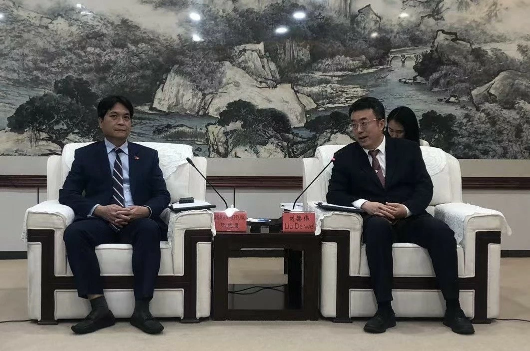 Tổng Lãnh sự Việt Nam tại Quảng Châu thăm, làm việc tại thành phố Dương Giang - thủ đô năng lượng xanh, thành phố của con đường tơ lụa trên biển của T Tổng Lãnh sự Việt Nam tại Quảng Châu thăm, làm việc tại thành phố Dương Giang - thủ đô năng lượng xanh, thành phố của con đường tơ lụa trên biển của T