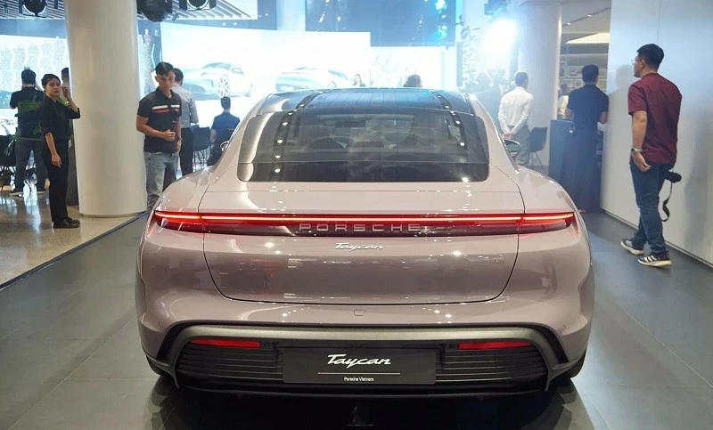 Cận cảnh Porsche Taycan 2025 vừa ra mắt tại Việt Nam, giá từ 4,62 tỷ đồng Cận cảnh Porsche Taycan 2025 vừa ra mắt tại Việt Nam, giá từ 4,62 tỷ đồng
