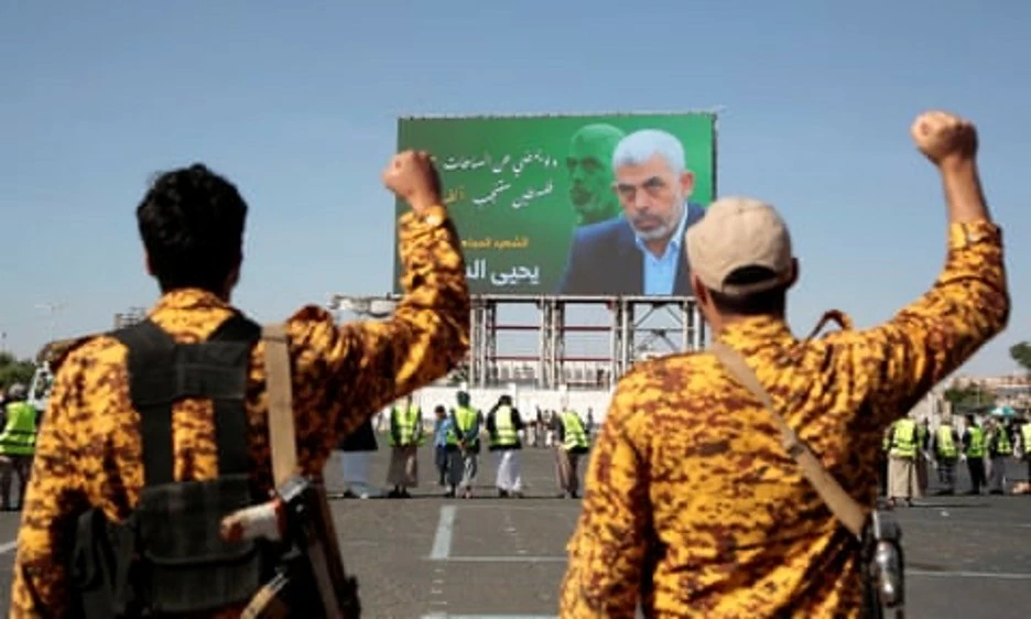 Những người lính Yemen trước một tấm biển quảng cáo có hình ảnh thủ lĩnh Hamas Yahya Sinwar. (Nguồn: AP) Những người lính Yemen trước một tấm biển quảng cáo có hình ảnh thủ lĩnh Hamas Yahya Sinwar. (Nguồn: AP)