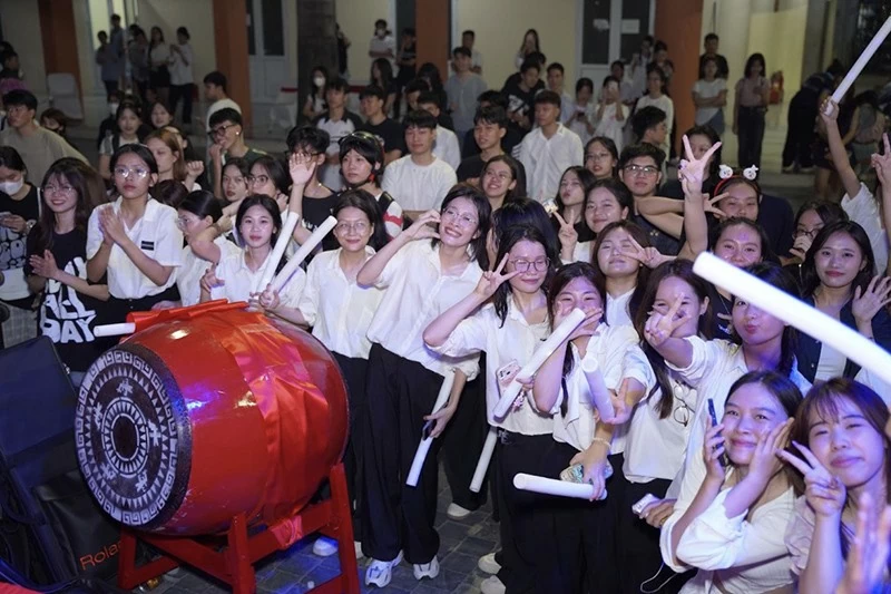 Hình ảnh các bạn sinh viên cổ vũ nhiệt tình, tràn đầy sức trẻ Hình ảnh các bạn sinh viên cổ vũ nhiệt tình, tràn đầy sức trẻ
