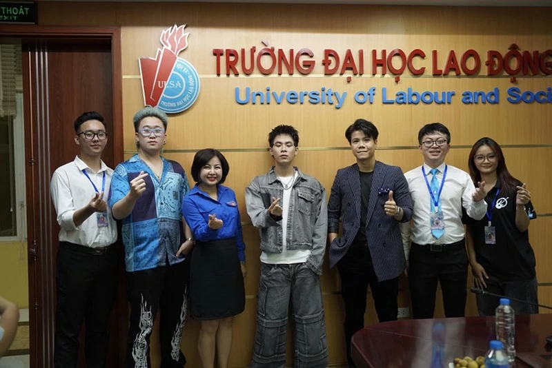 Dàn khách mời chụp ảnh cùng BTC chương trình Dàn khách mời chụp ảnh cùng BTC chương trình