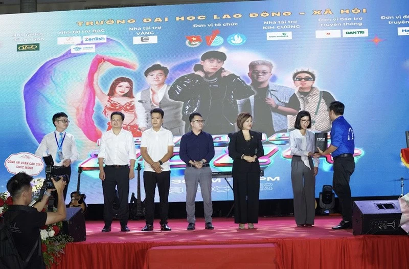Đại diện BTC trao tặng quà lưu niệm cho các Nhà tài trợ Đại diện BTC trao tặng quà lưu niệm cho các Nhà tài trợ