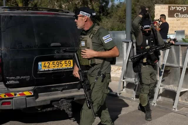 Các sĩ quan thuộc Bộ tư lệnh Mặt trận Nội địa Israel có mặt gần địa điểm UAV phóng về phía dinh thự của Thủ tướng Netanyahu (Ảnh: AP) Các sĩ quan thuộc Bộ tư lệnh Mặt trận Nội địa Israel có mặt gần địa điểm UAV phóng về phía dinh thự của Thủ tướng Netanyahu (Ảnh: AP)