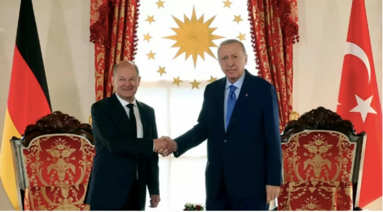 Tổng thống Thổ Nhĩ Kỳ Recep Tayyip Erdogan và Thủ tướng Đức Olaf Scholz trong cuộc gặp tại văn phòng tổng thống ở Dolmabahce, Istanbul, ngày 19-10. Ảnh:France2 Tổng thống Thổ Nhĩ Kỳ Recep Tayyip Erdogan và Thủ tướng Đức Olaf Scholz trong cuộc gặp tại văn phòng tổng thống ở Dolmabahce, Istanbul, ngày 19-10. Ảnh:France2