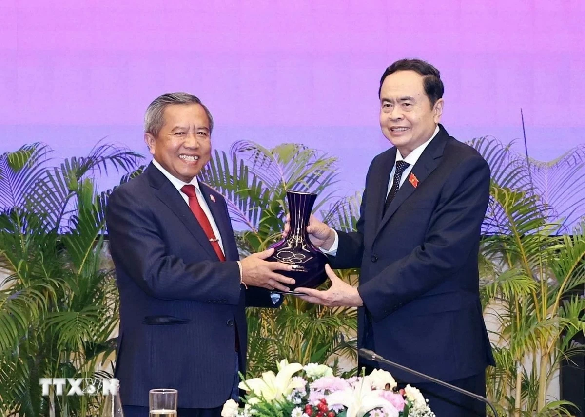 Chủ tịch Quốc hội Trần Thanh Mẫn tặng quà lưu niệm cho Chủ tịch Hội Hữu nghị Lào-Việt Nam Boviengkham Vongdara. (Ảnh: Thống Nhất/TTXVN) Chủ tịch Quốc hội Trần Thanh Mẫn tặng quà lưu niệm cho Chủ tịch Hội Hữu nghị Lào-Việt Nam Boviengkham Vongdara. (Ảnh: Thống Nhất/TTXVN)