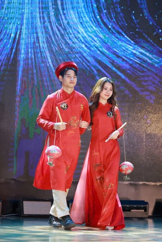 Nhà thiết kế truyền cảm hứng cho các bạn trẻ yêu áo dài dân tộc Nhà thiết kế truyền cảm hứng cho các bạn trẻ yêu áo dài dân tộc