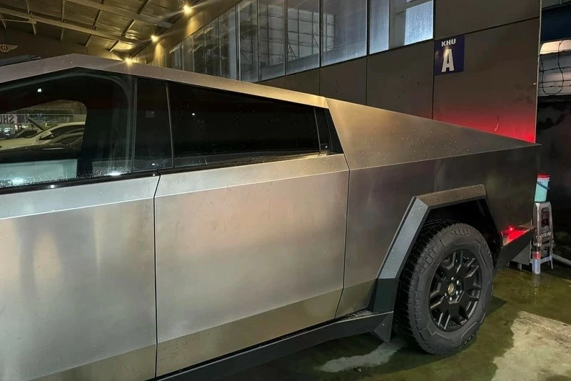 Tesla Cybertruck sở hữu vỏ ngoài được chế tạo từ thép không gỉ, hạn chế được tối đa va chạm thậm chí là một số loại đạn. Tesla Cybertruck sở hữu vỏ ngoài được chế tạo từ thép không gỉ, hạn chế được tối đa va chạm thậm chí là một số loại đạn.