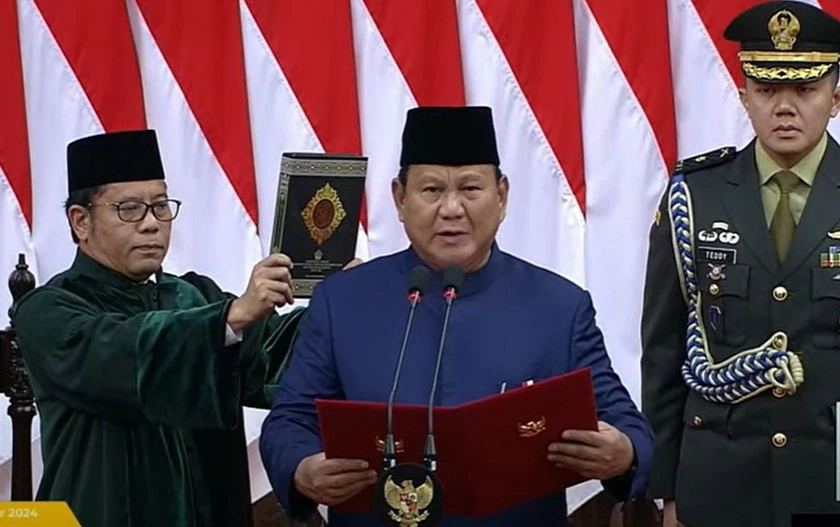 Ông Prabowo Subianto tuyên thệ tại lễ nhậm chức. Ông Prabowo Subianto tuyên thệ tại lễ nhậm chức.