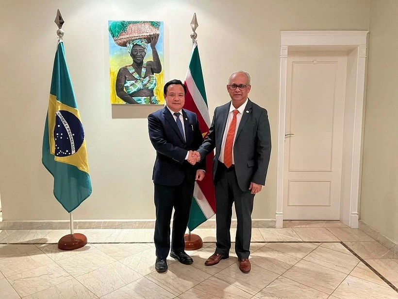 Đại sứ Bùi Văn Nghị chào xã giao Bộ trưởng Ngoại giao Suriname tại Brazil Bộ trưởng Ngoại giao Suriname mong muốn thăm Việt Nam