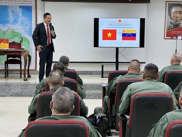 Đại sứ Vũ Trung Mỹ nói chuyện về chính sách đối ngoại và quốc phòng Việt Nam tại Venezuela Đại sứ Vũ Trung Mỹ nói chuyện về chính sách đối ngoại và quốc phòng Việt Nam tại Venezuela