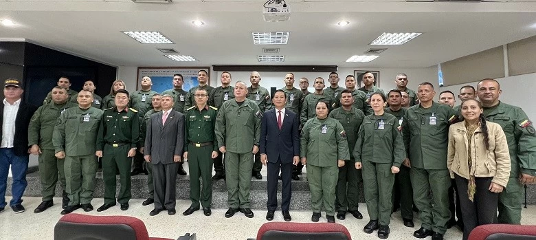 Đại sứ Vũ Trung Mỹ nói chuyện về chính sách đối ngoại và quốc phòng Việt Nam tại Venezuela Đại sứ Vũ Trung Mỹ nói chuyện về chính sách đối ngoại và quốc phòng Việt Nam tại Venezuela