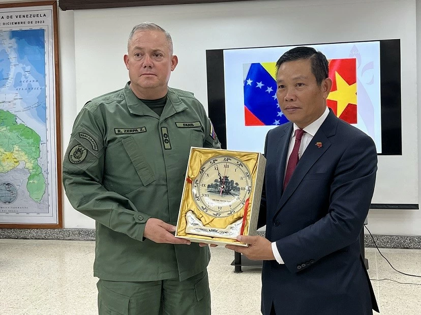 Đại sứ Vũ Trung Mỹ nói chuyện về chính sách đối ngoại và quốc phòng Việt Nam tại Venezuela Đại sứ Vũ Trung Mỹ nói chuyện về chính sách đối ngoại và quốc phòng Việt Nam tại Venezuela