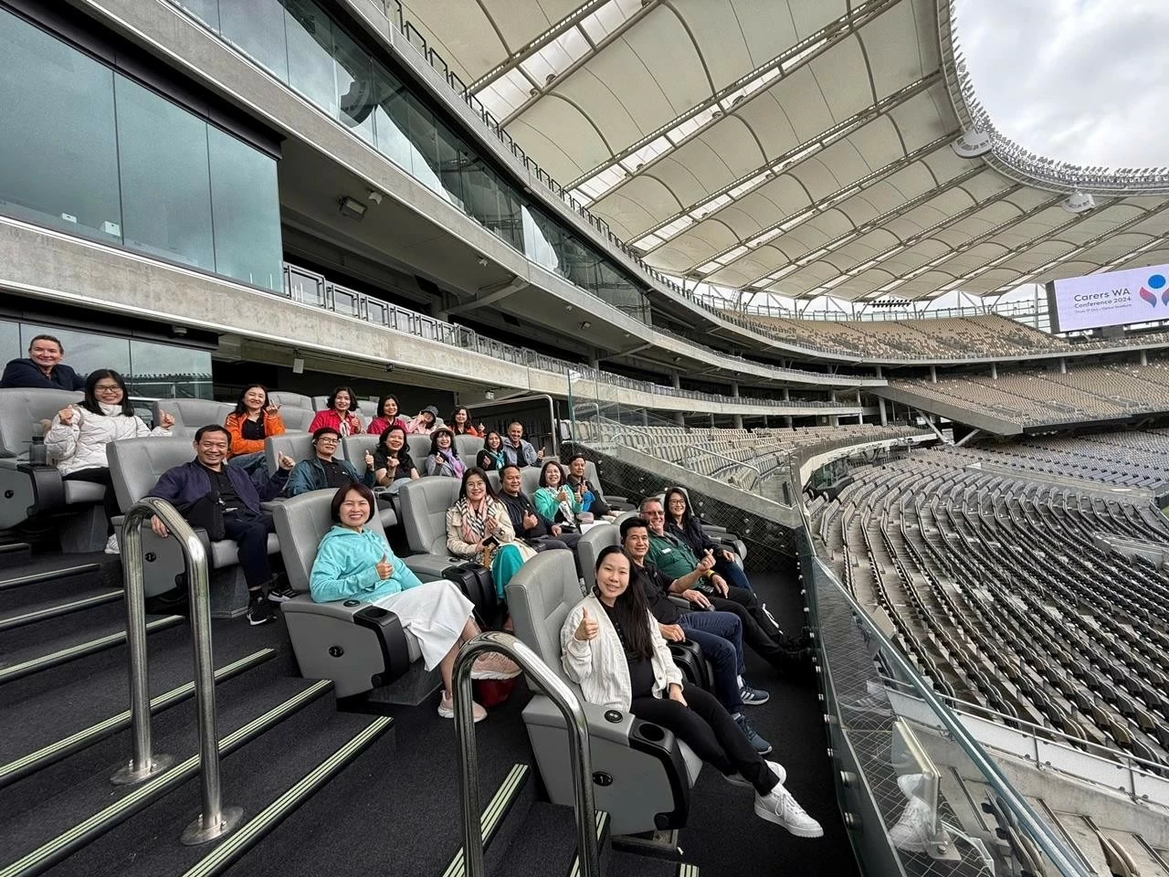 Du khách trải nghiệm ghế ngồi ở sân vận động Optus. (Ảnh: Sao Khuê) Du khách trải nghiệm ghế ngồi ở sân vận động Optus. (Ảnh: Sao Khuê)