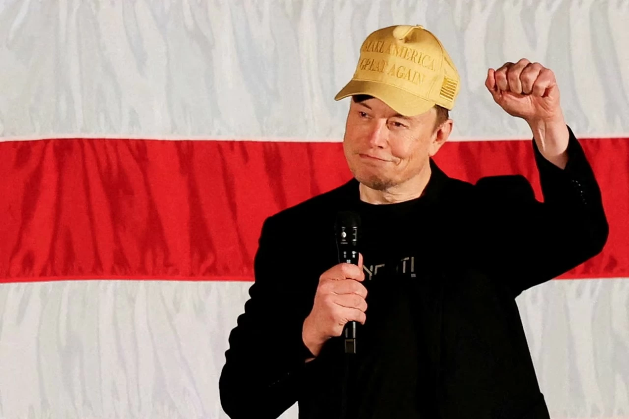 Tỷ phú Elon Musk, CEO của Tesla và chủ sở hữu mạng xã hội X, người ủng hộ ứng cử viên tổng thống đảng Cộng hòa Donald Trump, phát biểu về cuộc bầu cử tại hội trường thị trấn America PAC ở Folsom, Pennsylvania, ngày 18/10. (Nguồn: Reuters) Tỷ phú Elon Musk, CEO của Tesla và chủ sở hữu mạng xã hội X, người ủng hộ ứng cử viên tổng thống đảng Cộng hòa Donald Trump, phát biểu về cuộc bầu cử tại hội trường thị trấn America PAC ở Folsom, Pennsylvania, ngày 18/10. (Nguồn: Reuters)