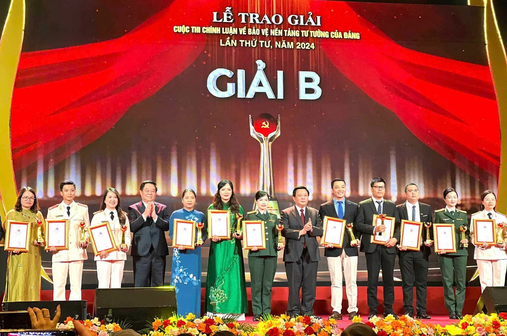 Tổng Bí thư, Chủ tịch nước dự Lễ trao giải cuộc thi chính luận về bảo vệ nền tảng tư tưởng của Đảng năm 2024 Tổng Bí thư, Chủ tịch nước dự Lễ trao giải cuộc thi chính luận về bảo vệ nền tảng tư tưởng của Đảng năm 2024
