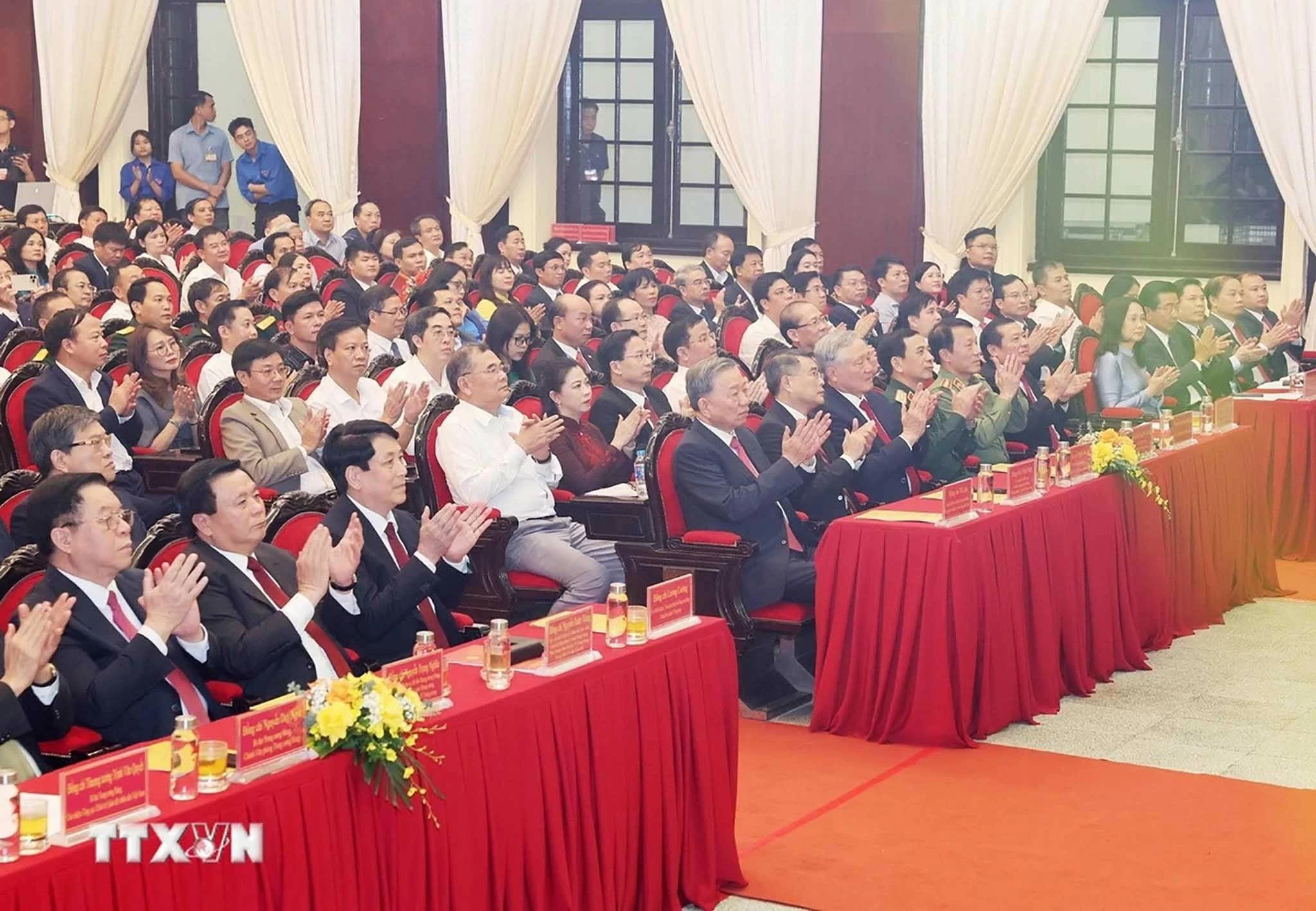 Tổng Bí thư, Chủ tịch nước Tô Lâm và các đại biểu tham dự Lễ trao giải. (Nguồn: TTXVN) Tổng Bí thư, Chủ tịch nước Tô Lâm và các đại biểu tham dự Lễ trao giải. (Nguồn: TTXVN)