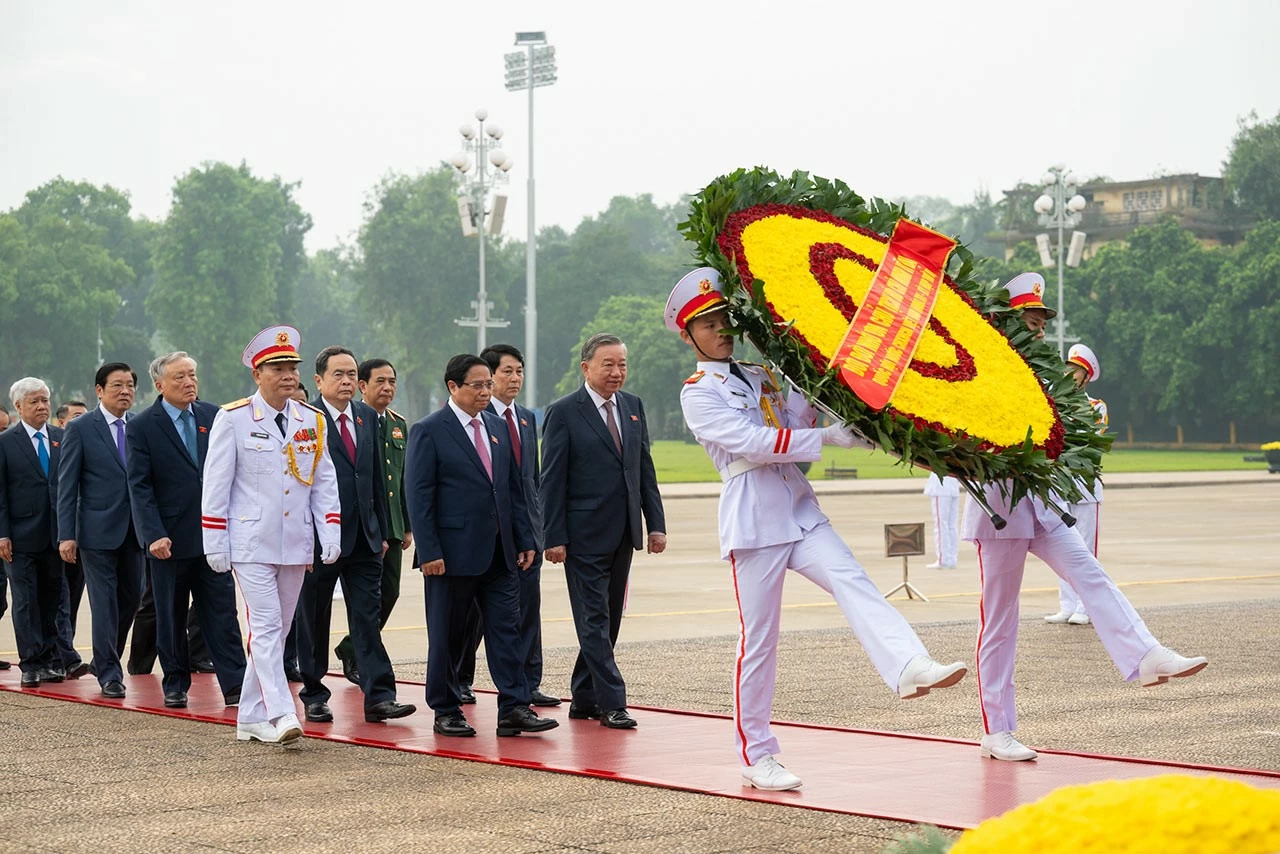 Các đồng chí lãnh đạo Đảng, Nhà nước cùng đại biểu Quốc hội đặt vòng hoa và vào Lăng viếng Chủ tịch Hồ Chí Minh. Các đồng chí lãnh đạo Đảng, Nhà nước cùng đại biểu Quốc hội đặt vòng hoa và vào Lăng viếng Chủ tịch Hồ Chí Minh.