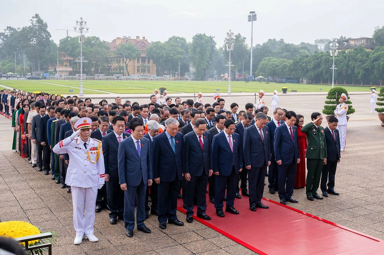 Các đồng chí lãnh đạo Đảng, Nhà nước, các đại biểu Quốc hội kính cẩn nghiêng mình, tỏ lòng biết ơn vô hạn, lòng thành kính tưởng nhớ công lao to lớn của Chủ tịch Hồ Chí Minh Các đồng chí lãnh đạo Đảng, Nhà nước, các đại biểu Quốc hội kính cẩn nghiêng mình, tỏ lòng biết ơn vô hạn, lòng thành kính tưởng nhớ công lao to lớn của Chủ tịch Hồ Chí Minh