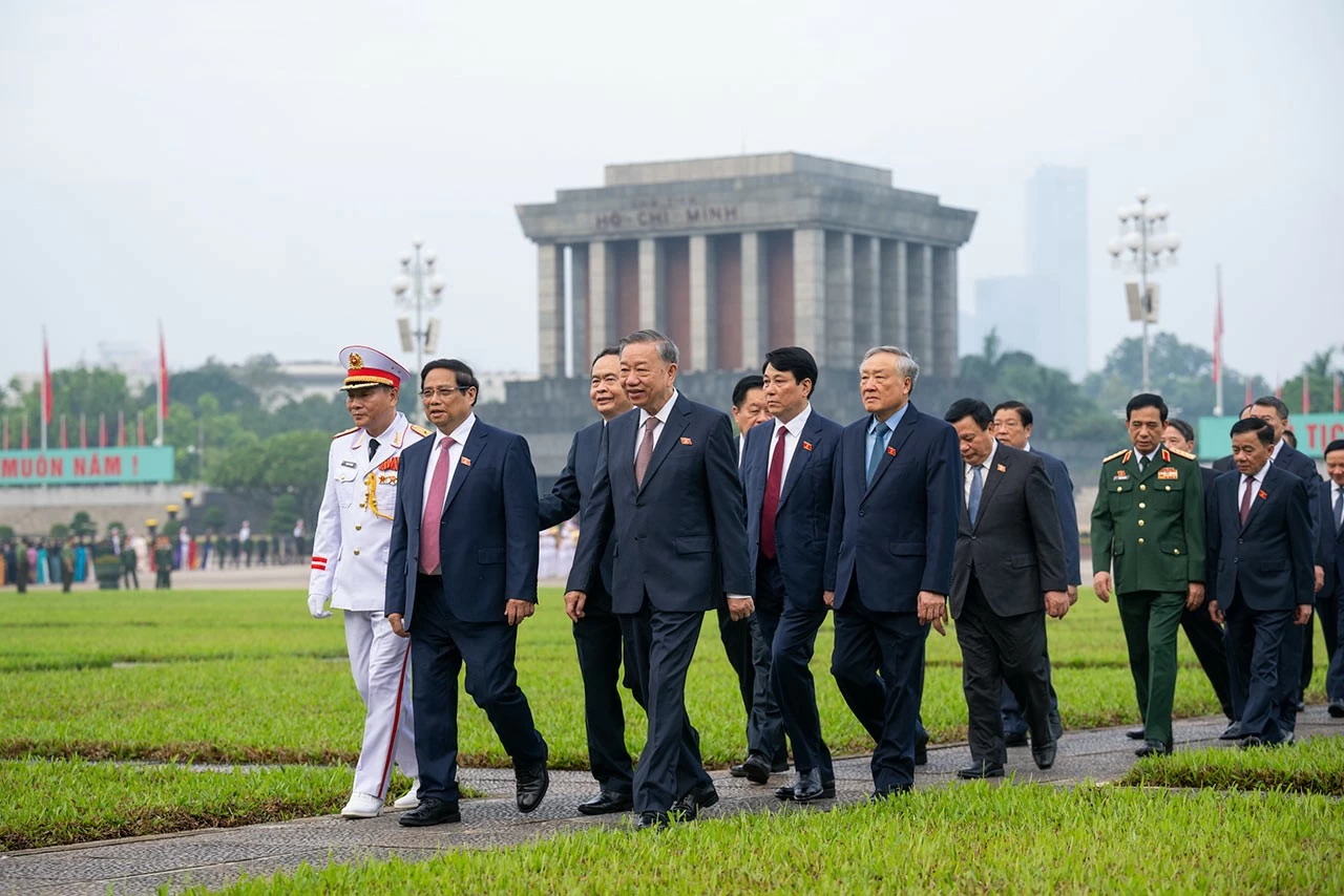 Các vị đại biểu Quốc hội trở về Nhà Quốc hội tiến hành họp phiên trù bị. Các vị đại biểu Quốc hội trở về Nhà Quốc hội tiến hành họp phiên trù bị.