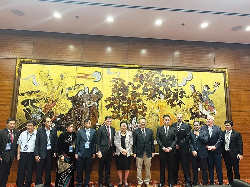 Ts Trần Nguyễn Thy Bình gặp gỡ và chia sẻ về Dự án Làng Đô thị Giáo dục Hoa Kỳ với đại diện lãnh đạo Tỉnh uỷ Đồng Nai và đại diện Tập đoàn Boeing.