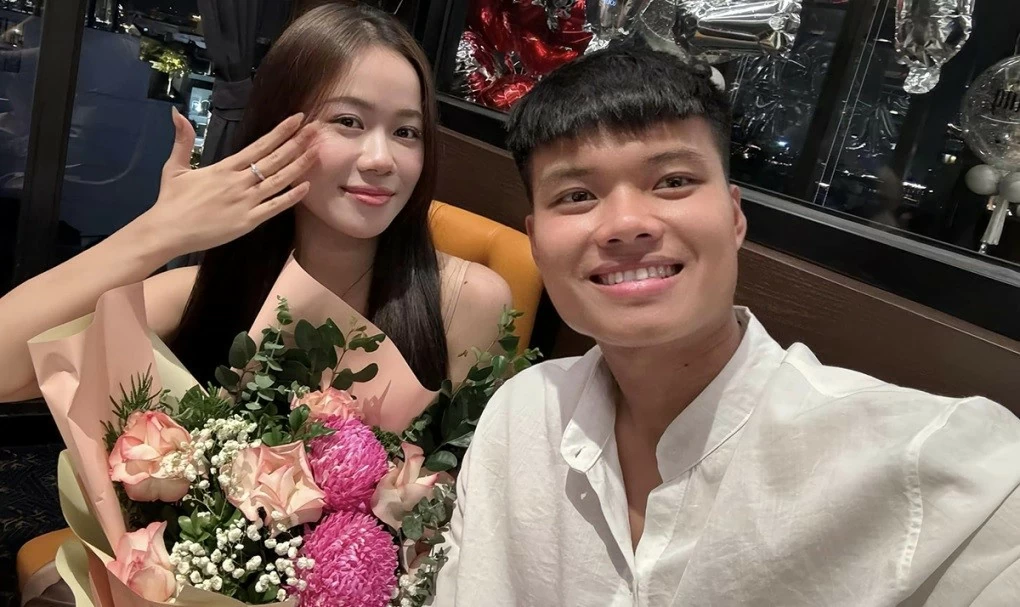 Tiền đạo U23 Việt Nam Văn Tùng cầu hôn bạn gái Tiền đạo U23 Việt Nam Văn Tùng cầu hôn bạn gái