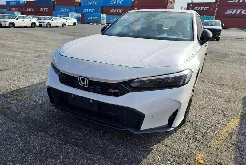 Honda Civic 2025 tại cảng Hải Phòng, trong ảnh là phiên bản RS. Honda Civic 2025 tại cảng Hải Phòng, trong ảnh là phiên bản RS.