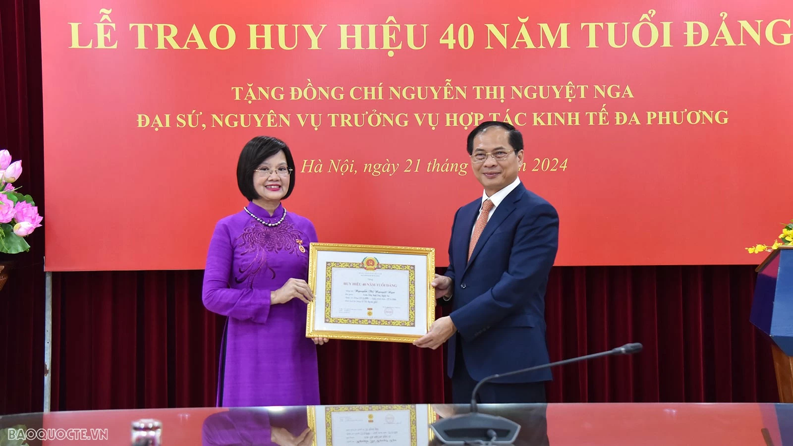 Đảng bộ Bộ Ngoại giao trao tặng Huy hiệu 40 năm tuổi Đảng cho đồng chí Nguyễn Thị Nguyệt Nga Đảng bộ Bộ Ngoại giao trao tặng Huy hiệu 40 năm tuổi Đảng cho đồng chí Nguyễn Thị Nguyệt Nga