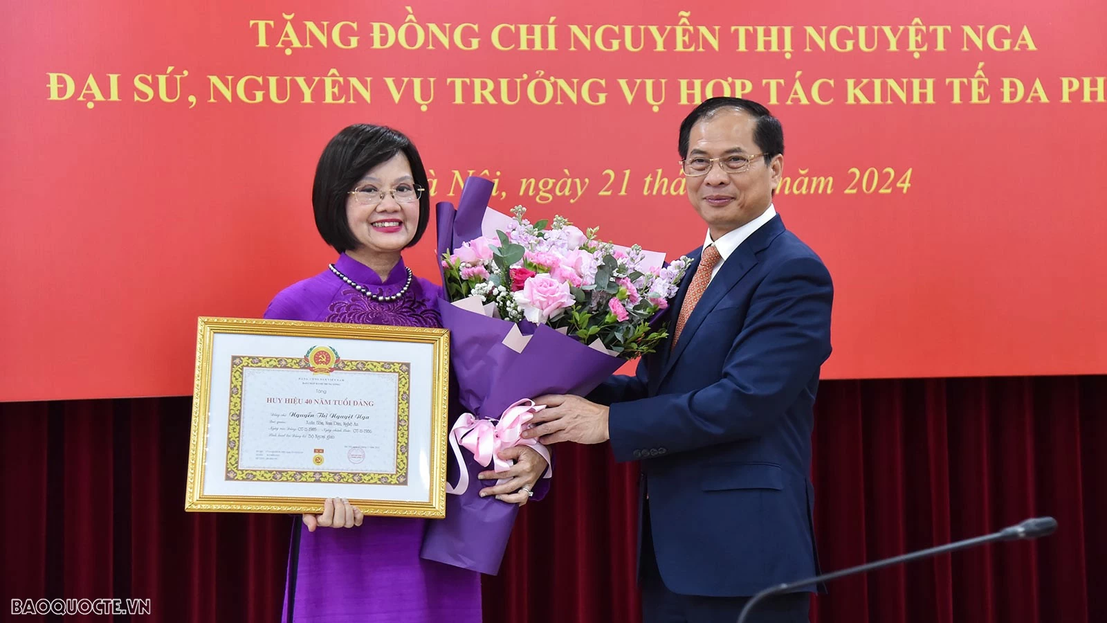 Đảng bộ Bộ Ngoại giao trao tặng Huy hiệu 40 năm tuổi Đảng cho đồng chí Nguyễn Thị Nguyệt Nga Đảng bộ Bộ Ngoại giao trao tặng Huy hiệu 40 năm tuổi Đảng cho đồng chí Nguyễn Thị Nguyệt Nga