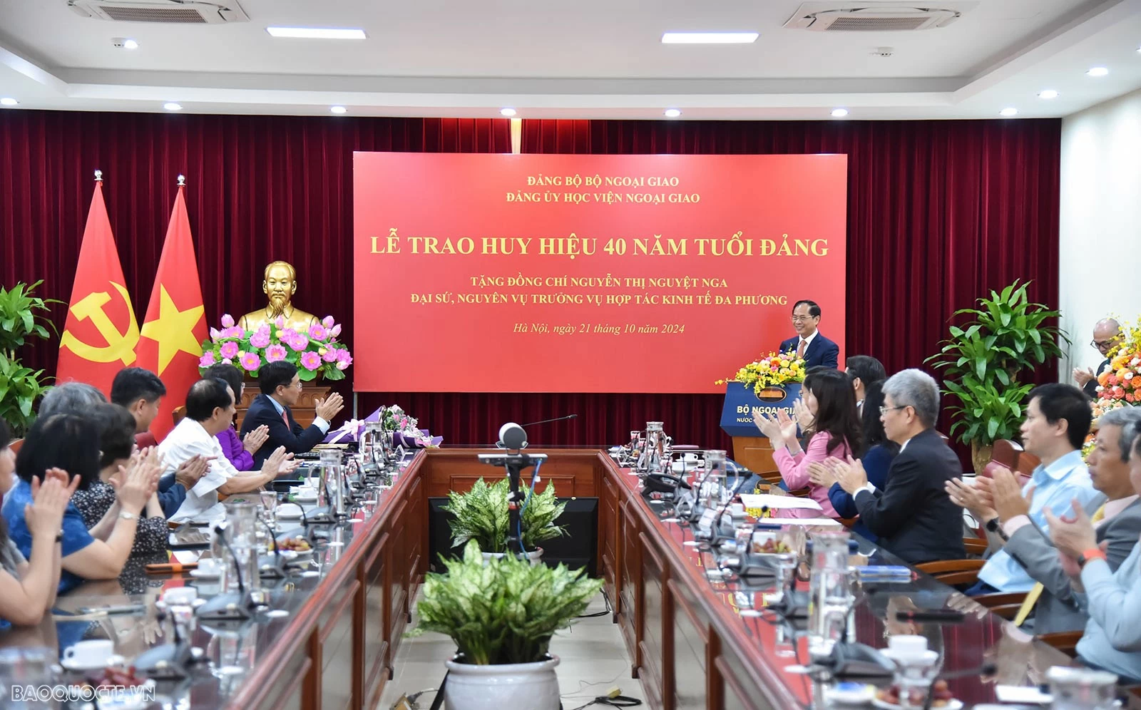 Đảng bộ Bộ Ngoại giao trao tặng Huy hiệu 40 năm tuổi Đảng cho đồng chí Nguyễn Thị Nguyệt Nga Đảng bộ Bộ Ngoại giao trao tặng Huy hiệu 40 năm tuổi Đảng cho đồng chí Nguyễn Thị Nguyệt Nga