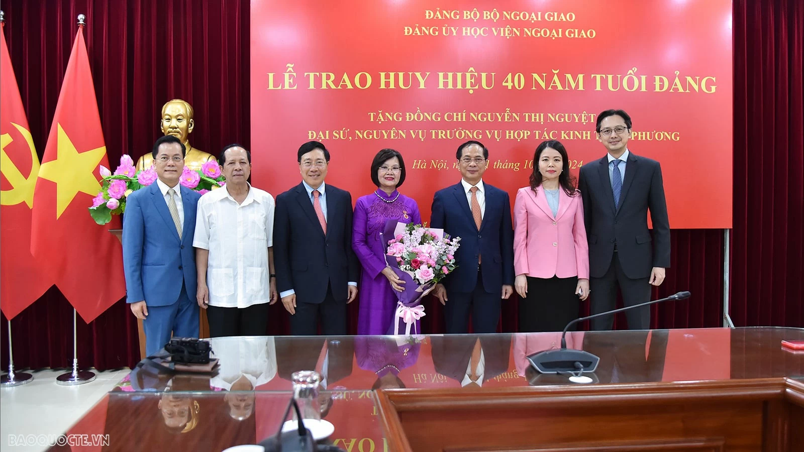 Đảng bộ Bộ Ngoại giao trao tặng Huy hiệu 40 năm tuổi Đảng cho đồng chí Nguyễn Thị Nguyệt Nga Đảng bộ Bộ Ngoại giao trao tặng Huy hiệu 40 năm tuổi Đảng cho đồng chí Nguyễn Thị Nguyệt Nga