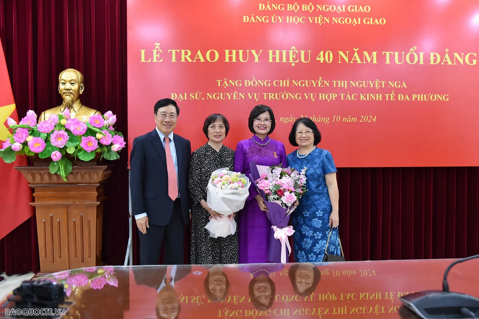 Đảng bộ Bộ Ngoại giao trao tặng Huy hiệu 40 năm tuổi Đảng cho đồng chí Nguyễn Thị Nguyệt Nga Đảng bộ Bộ Ngoại giao trao tặng Huy hiệu 40 năm tuổi Đảng cho đồng chí Nguyễn Thị Nguyệt Nga