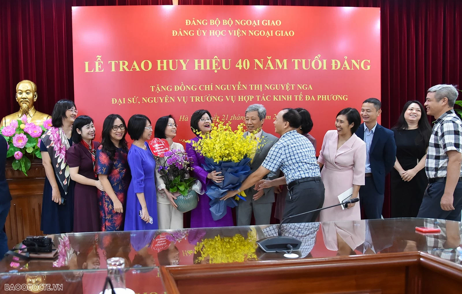 Đảng bộ Bộ Ngoại giao trao tặng Huy hiệu 40 năm tuổi Đảng cho đồng chí Nguyễn Thị Nguyệt Nga Đảng bộ Bộ Ngoại giao trao tặng Huy hiệu 40 năm tuổi Đảng cho đồng chí Nguyễn Thị Nguyệt Nga