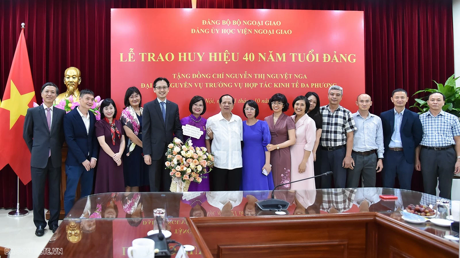 Đảng bộ Bộ Ngoại giao trao tặng Huy hiệu 40 năm tuổi Đảng cho đồng chí Nguyễn Thị Nguyệt Nga Đảng bộ Bộ Ngoại giao trao tặng Huy hiệu 40 năm tuổi Đảng cho đồng chí Nguyễn Thị Nguyệt Nga