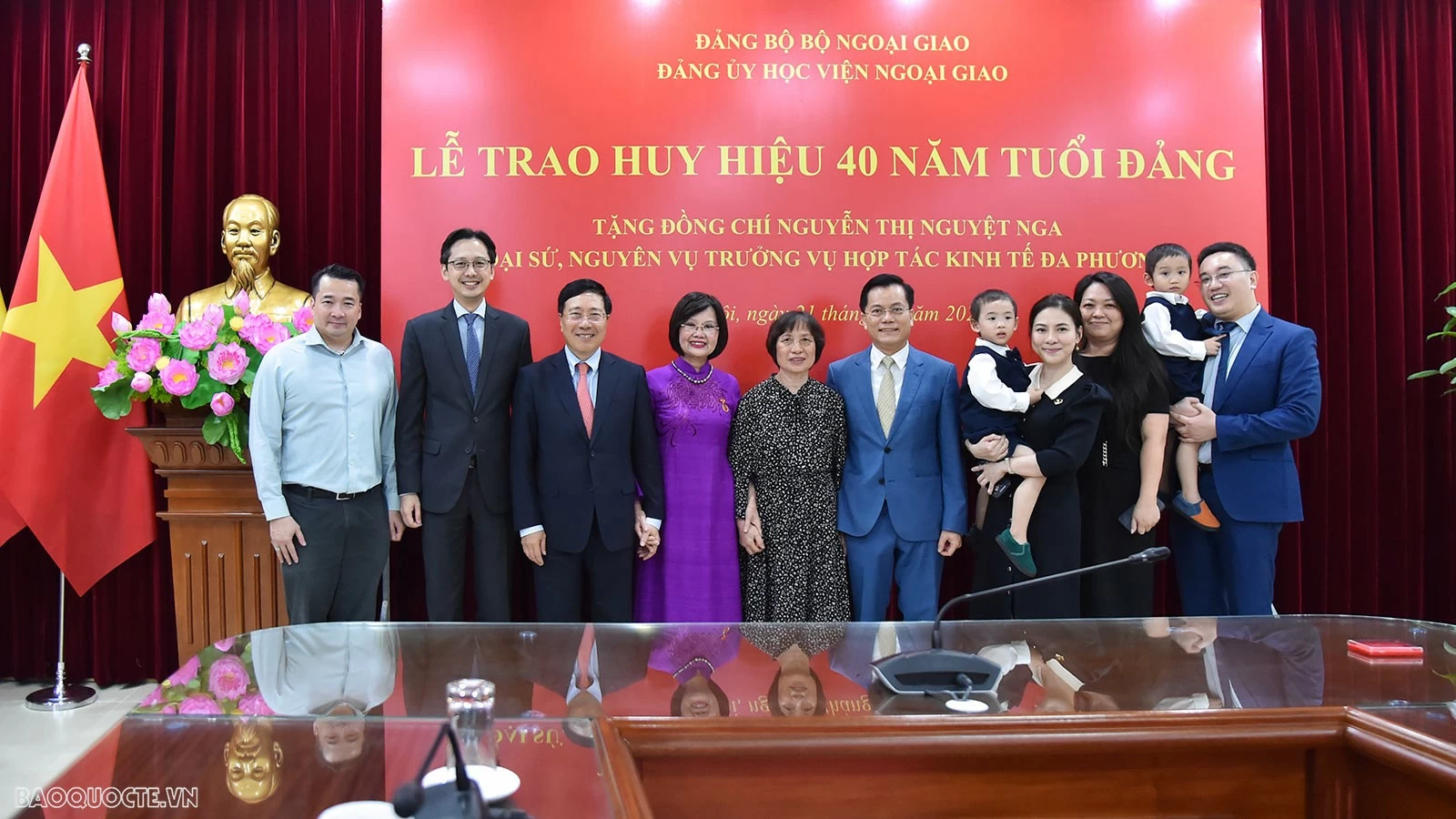 Đảng bộ Bộ Ngoại giao trao tặng Huy hiệu 40 năm tuổi Đảng cho đồng chí Nguyễn Thị Nguyệt Nga Đảng bộ Bộ Ngoại giao trao tặng Huy hiệu 40 năm tuổi Đảng cho đồng chí Nguyễn Thị Nguyệt Nga