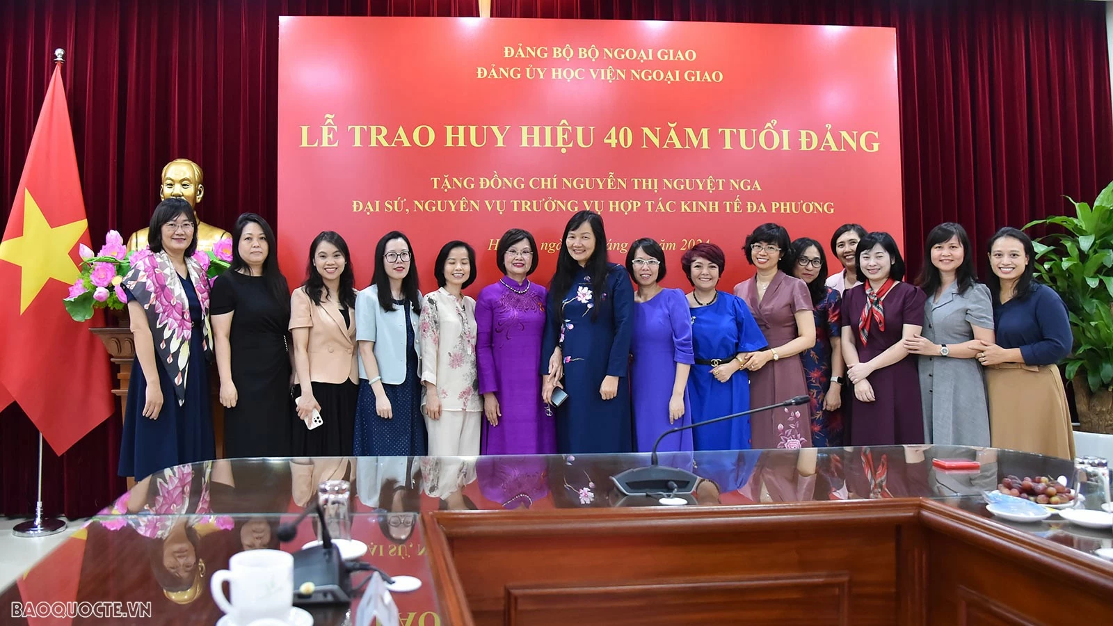 Đảng bộ Bộ Ngoại giao trao tặng Huy hiệu 40 năm tuổi Đảng cho đồng chí Nguyễn Thị Nguyệt Nga Đảng bộ Bộ Ngoại giao trao tặng Huy hiệu 40 năm tuổi Đảng cho đồng chí Nguyễn Thị Nguyệt Nga