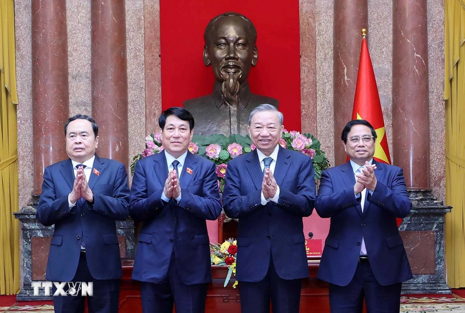 Tổng Bí thư Tô Lâm, Chủ tịch nước Lương Cường, Thủ tướng Chính phủ Phạm Minh Chính và Chủ tịch Quốc hội Trần Thanh Mẫn tại lễ bàn giao công tác của Chủ tịch nước. (Nguồn: TTXVN) Tổng Bí thư Tô Lâm, Chủ tịch nước Lương Cường, Thủ tướng Chính phủ Phạm Minh Chính và Chủ tịch Quốc hội Trần Thanh Mẫn tại lễ bàn giao công tác của Chủ tịch nước. (Nguồn: TTXVN)