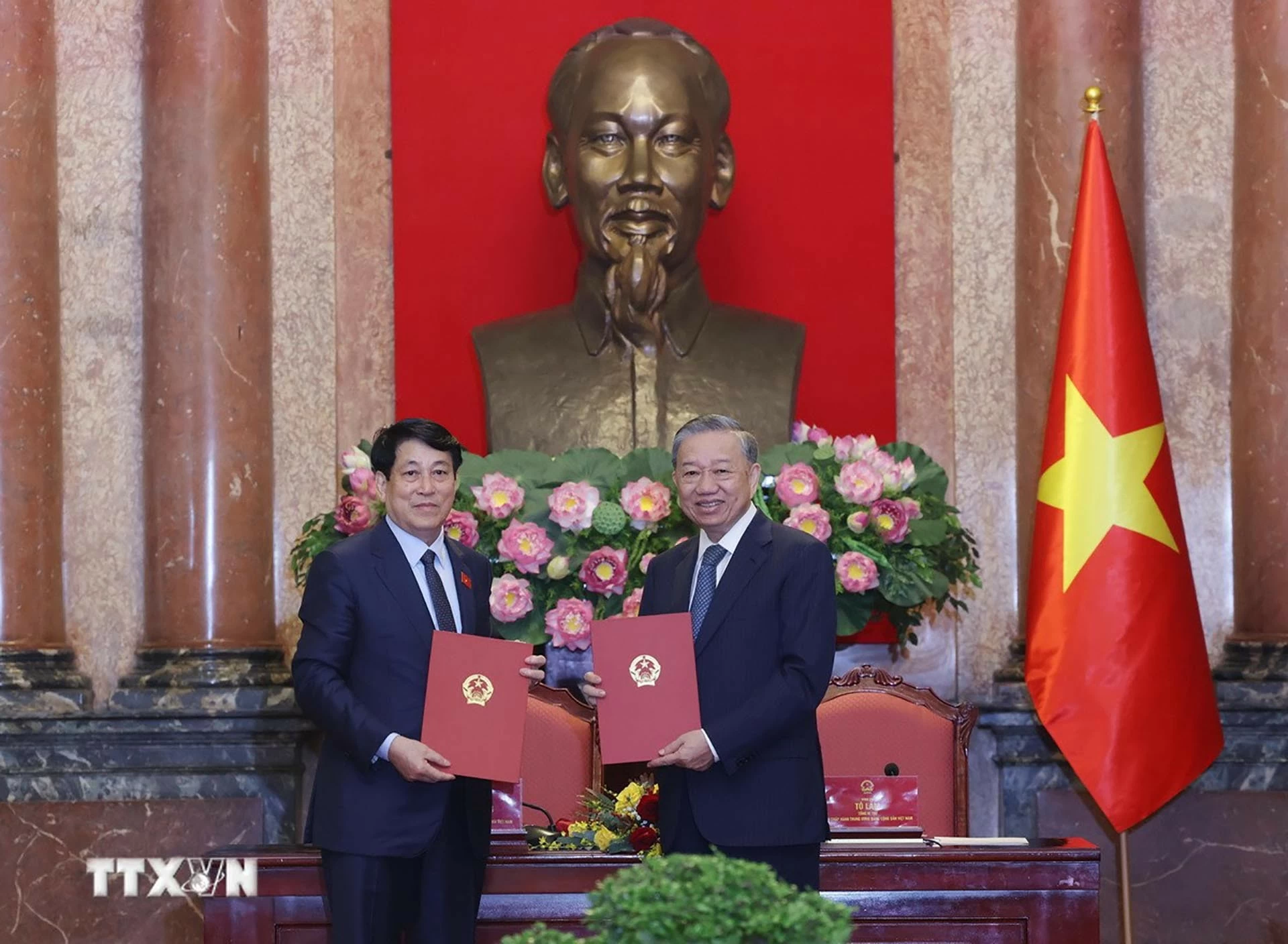 Tổng Bí thư Tô Lâm và Chủ tịch nước Lương Cường trao Biên bản bàn giao công tác của Chủ tịch nước. (Nguồn: TTXVN) Tổng Bí thư Tô Lâm và Chủ tịch nước Lương Cường trao Biên bản bàn giao công tác của Chủ tịch nước. (Nguồn: TTXVN)
