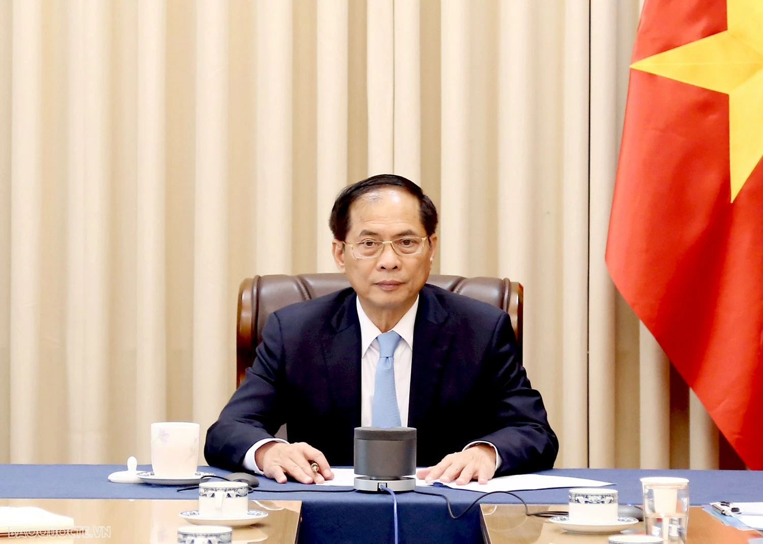 Phó Thủ tướng, Bộ trưởng Ngoại giao Bùi Thanh Sơn điện đàm với Bộ trưởng Ngoại giao Nhật Bản Iwaya Takeshi. Phó Thủ tướng, Bộ trưởng Ngoại giao Bùi Thanh Sơn điện đàm với Bộ trưởng Ngoại giao Nhật Bản Iwaya Takeshi