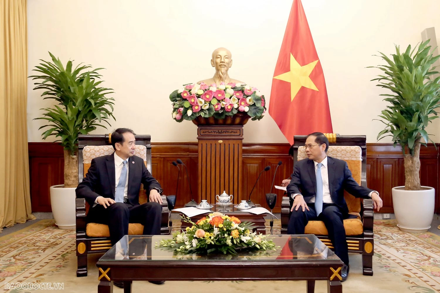 Phó Thủ tướng, Bộ trưởng Ngoại giao Bùi Thanh Sơn tiếp Đại sứ Trung Quốc Hà Vĩ Phó Thủ tướng, Bộ trưởng Ngoại giao Bùi Thanh Sơn tiếp Đại sứ Trung Quốc Hà Vĩ