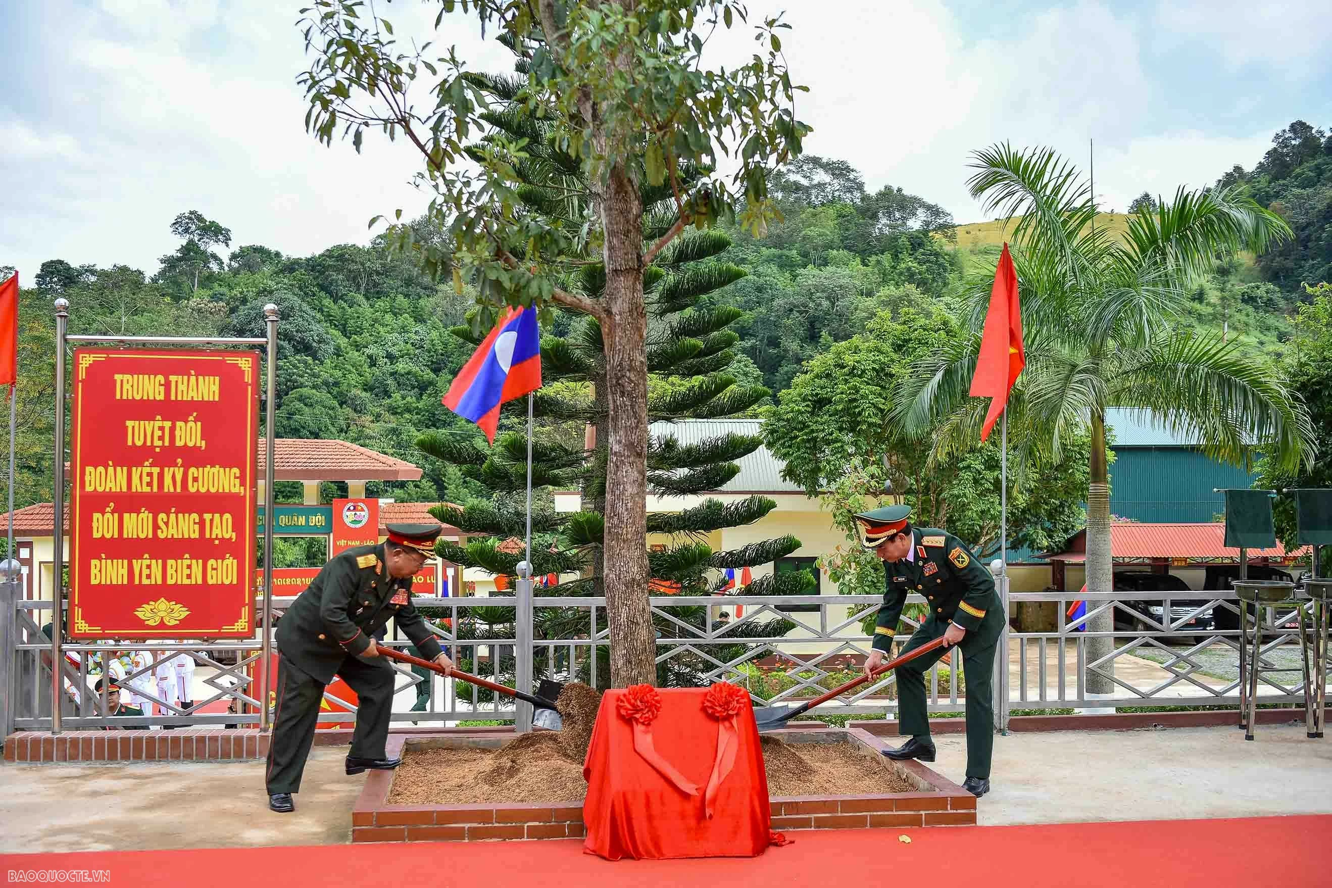 undefined Tình đoàn kết Việt Nam-Lào xây dựng bằng bao nỗ lực và trải qua bao thử thách