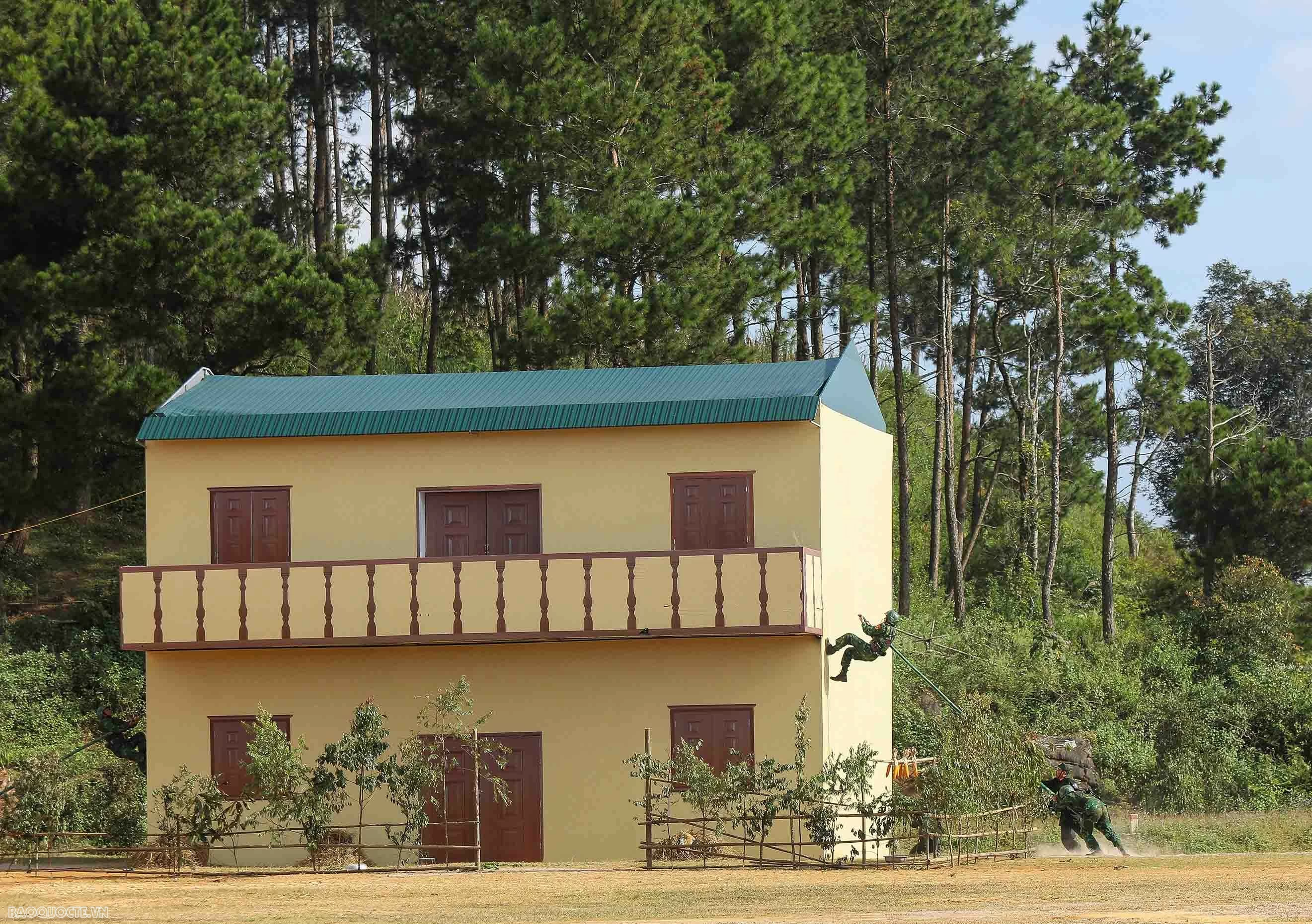 Bộ trưởng Quốc phòng Việt Nam-Lào xem diễn tập liên hợp phối hợp đánh bắt tội phạm qua biên giới Diễn tập liên hợp đánh bắt tội phạm ma túy qua biên giới Việt Nam-Lào