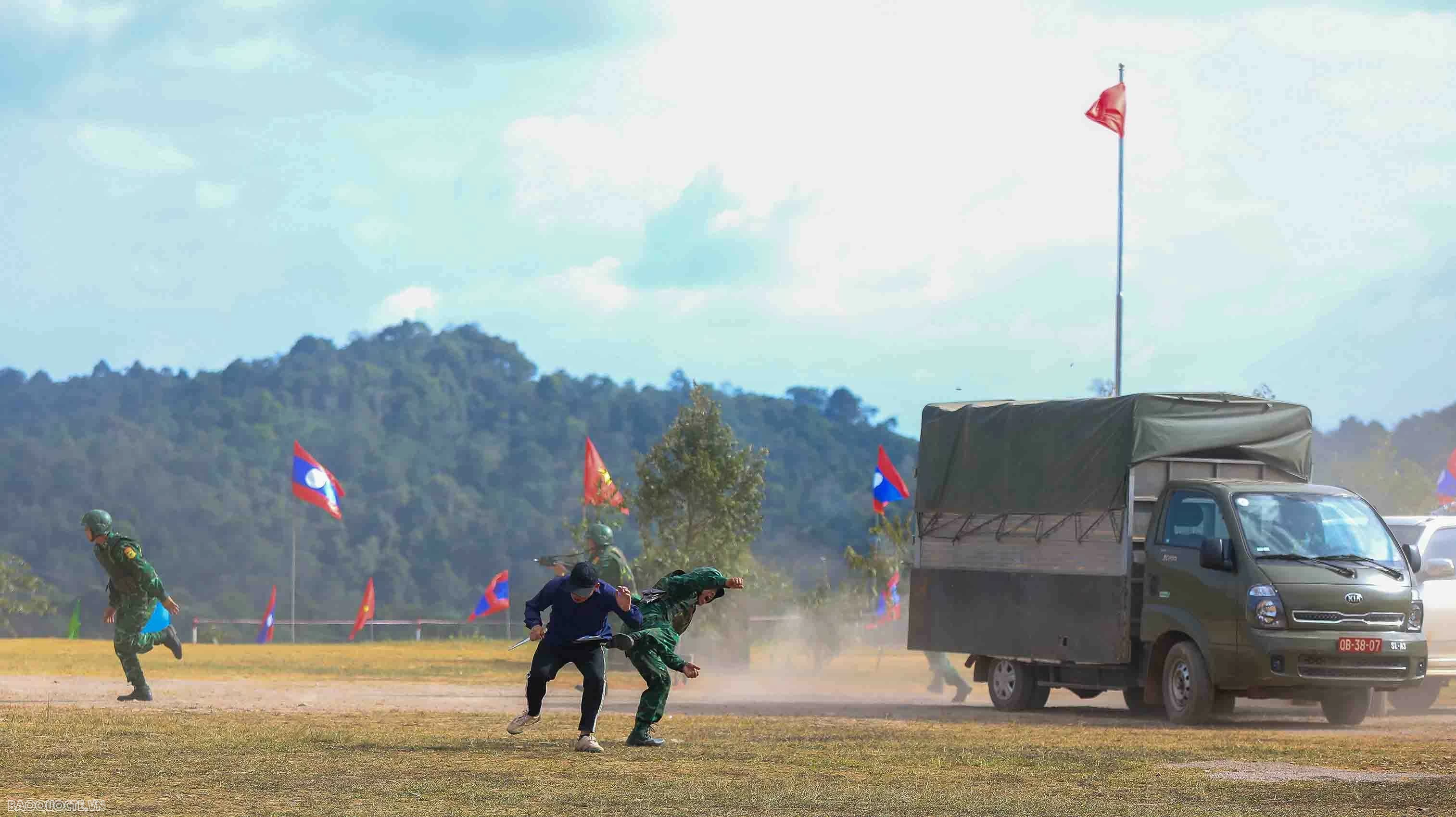 Diễn tập liên hợp đánh bắt tội phạm ma túy qua biên giới Việt Nam - Lào Diễn tập liên hợp đánh bắt tội phạm ma túy qua biên giới Việt Nam-Lào