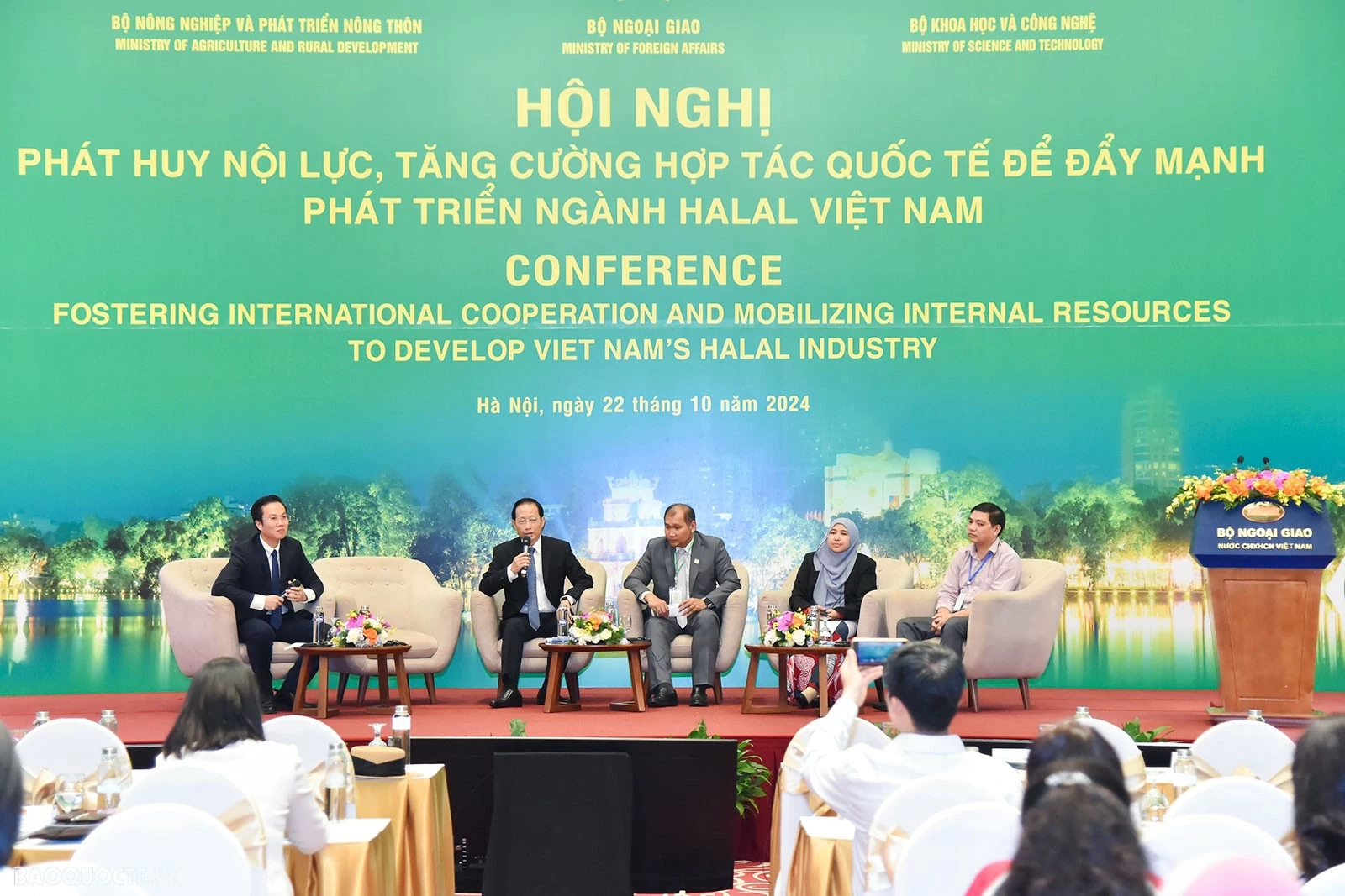 Ngày 22/10, Phiên 1: ‘Phát huy nội lực xây dựng ngành Halal Việt Nam: Tiềm năng và định hướng’. (Ảnh: Bạch Dương) Chung tay ‘mở khóa’ tiềm năng thị trường Halal Việt Nam