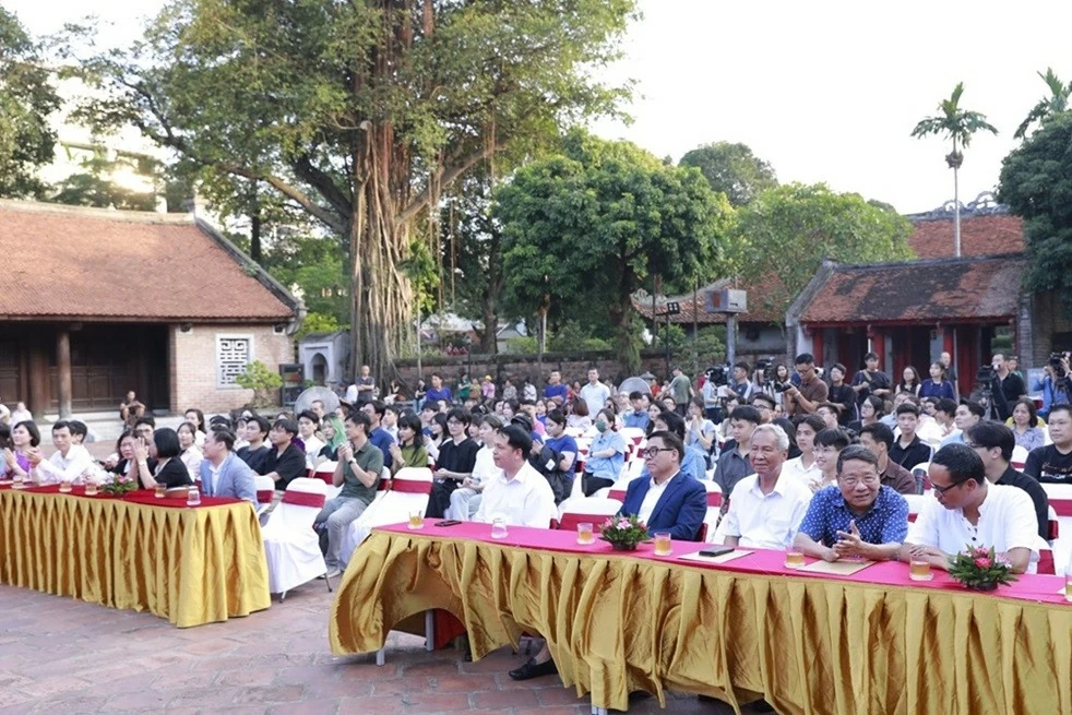Trao giải các tác phẩm cuộc thi vẽ tranh Văn Miếu-Quốc Tử Giám 'Tiếng vang lịch sử' Trao giải các tác phẩm cuộc thi vẽ tranh Văn Miếu-Quốc Tử Giám 'Tiếng vang lịch sử'